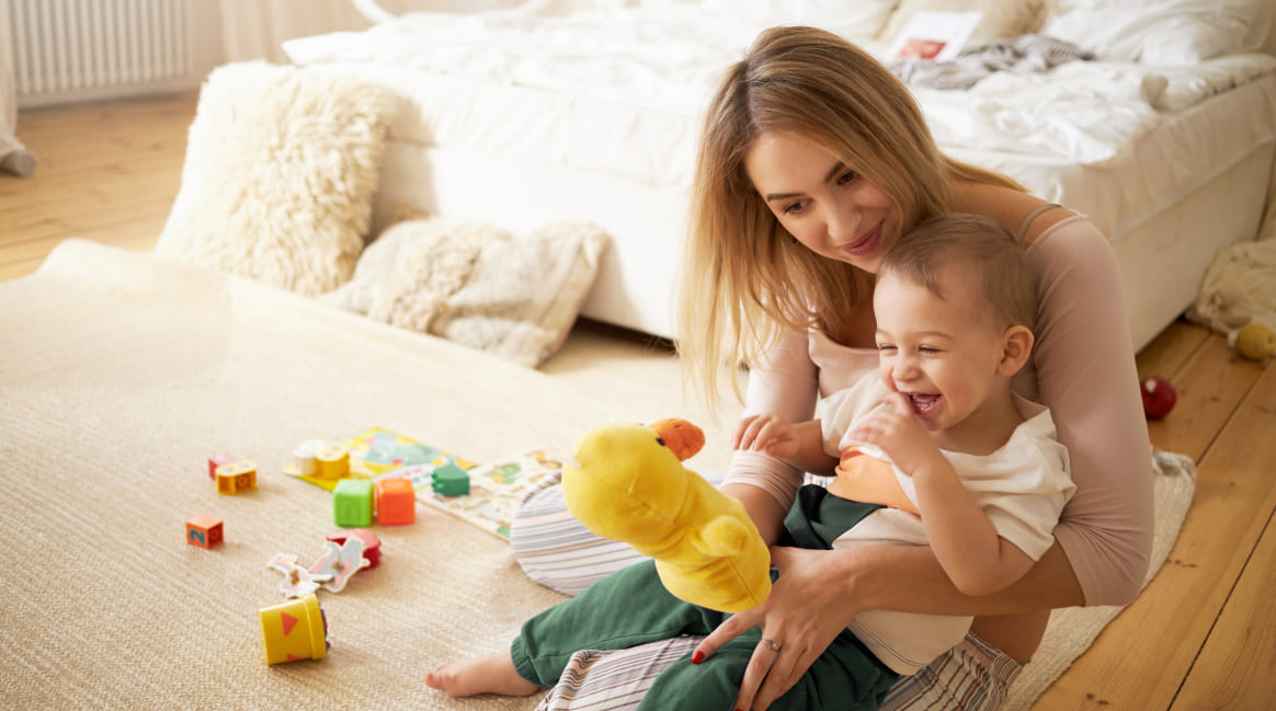 mama-con-hijo-jugando-welcombby (1)