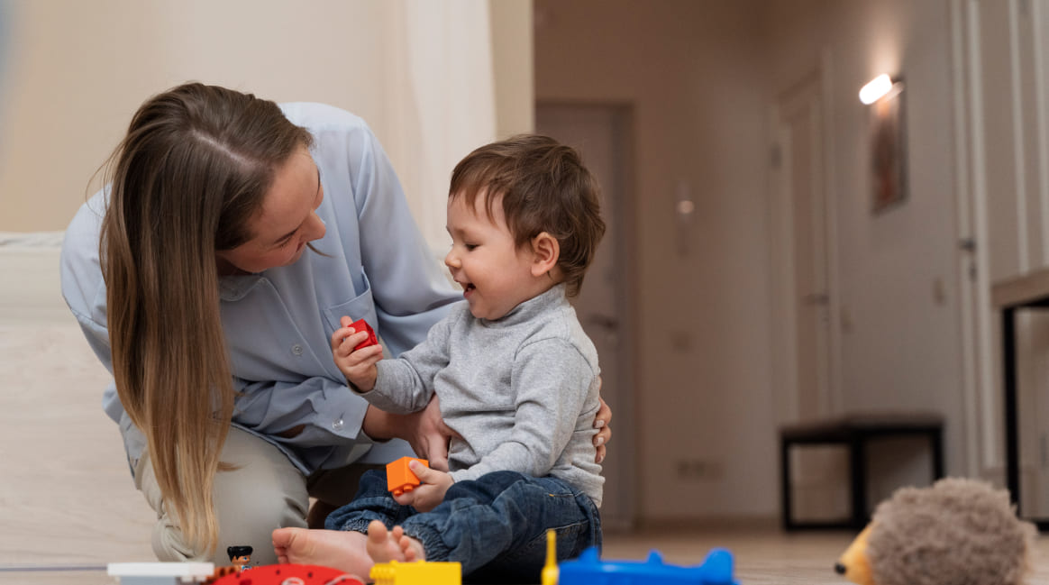 mama-con-hijo-jugando-welcombby-2 (1)