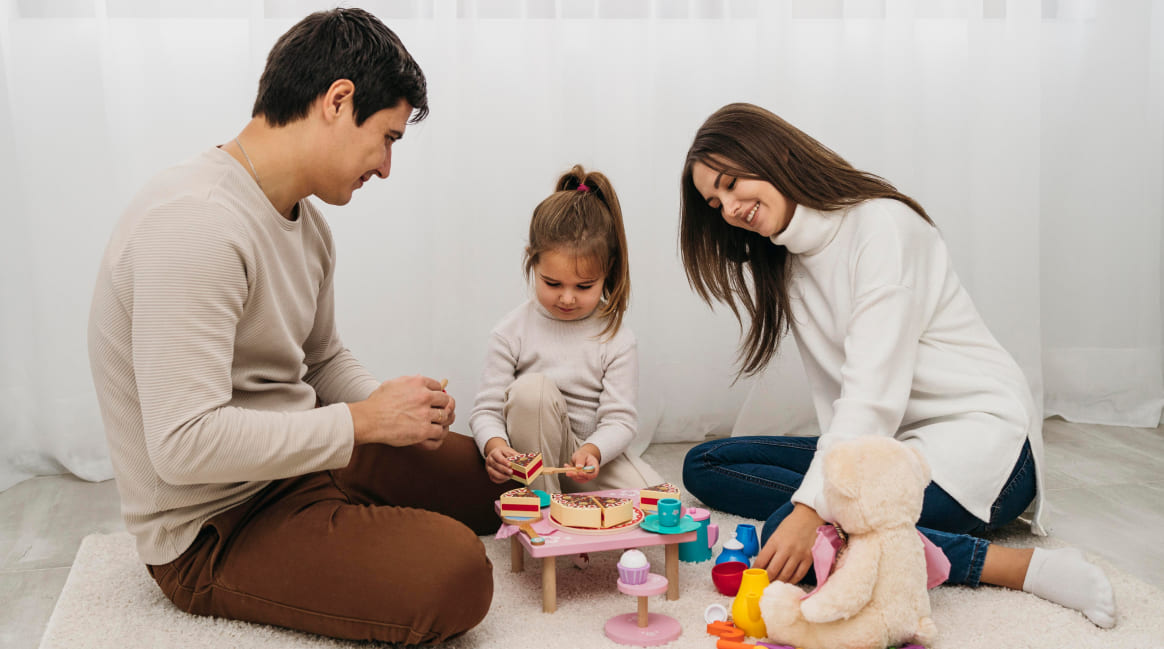 padres-con-hijo-jugando-welcombby (1)